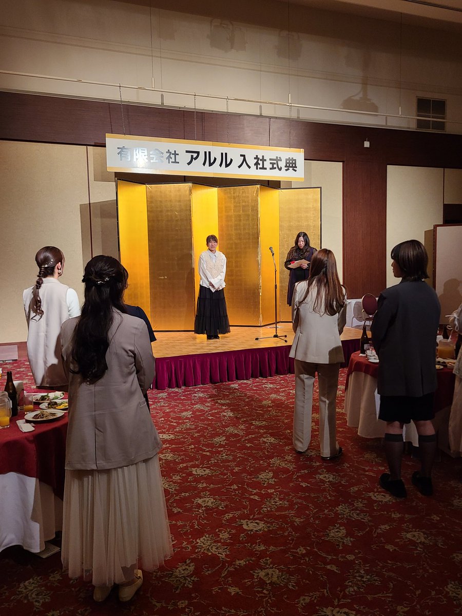 step820063's tweet photo. 有限会社アルル美容室様
本日は誠に入社式おめでとうございます。そして、新入社員の皆様、誠におめでとうございます。輝かしい門出を心よりお祝い申し上げます。
これから素敵な美容師を目指し、夢に向かって大きく羽ばたかれることを楽しみにしております。
美容あいち刈谷支部　支部長　中村　茂 https://t.co/OxAvMrGb3e