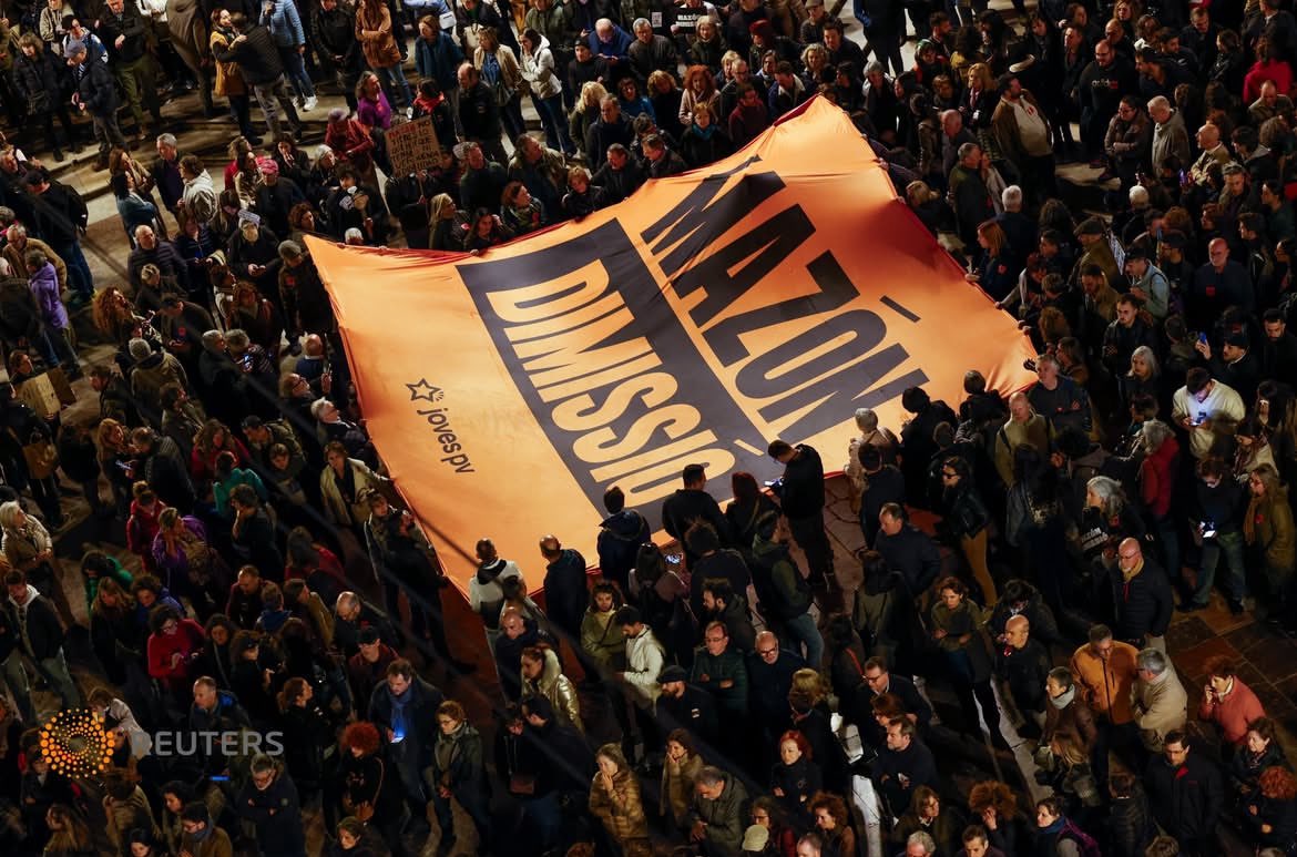 S’han acabat les #Falles25 i la #Magdalena25 i Mazón només ha aparegut 2 vegades.

A les Falles de nit i amagat.
A la Magdalena va pegar a fugir.

#MazonDimissió <a href="/eva_manez/">Eva Mañez</a>