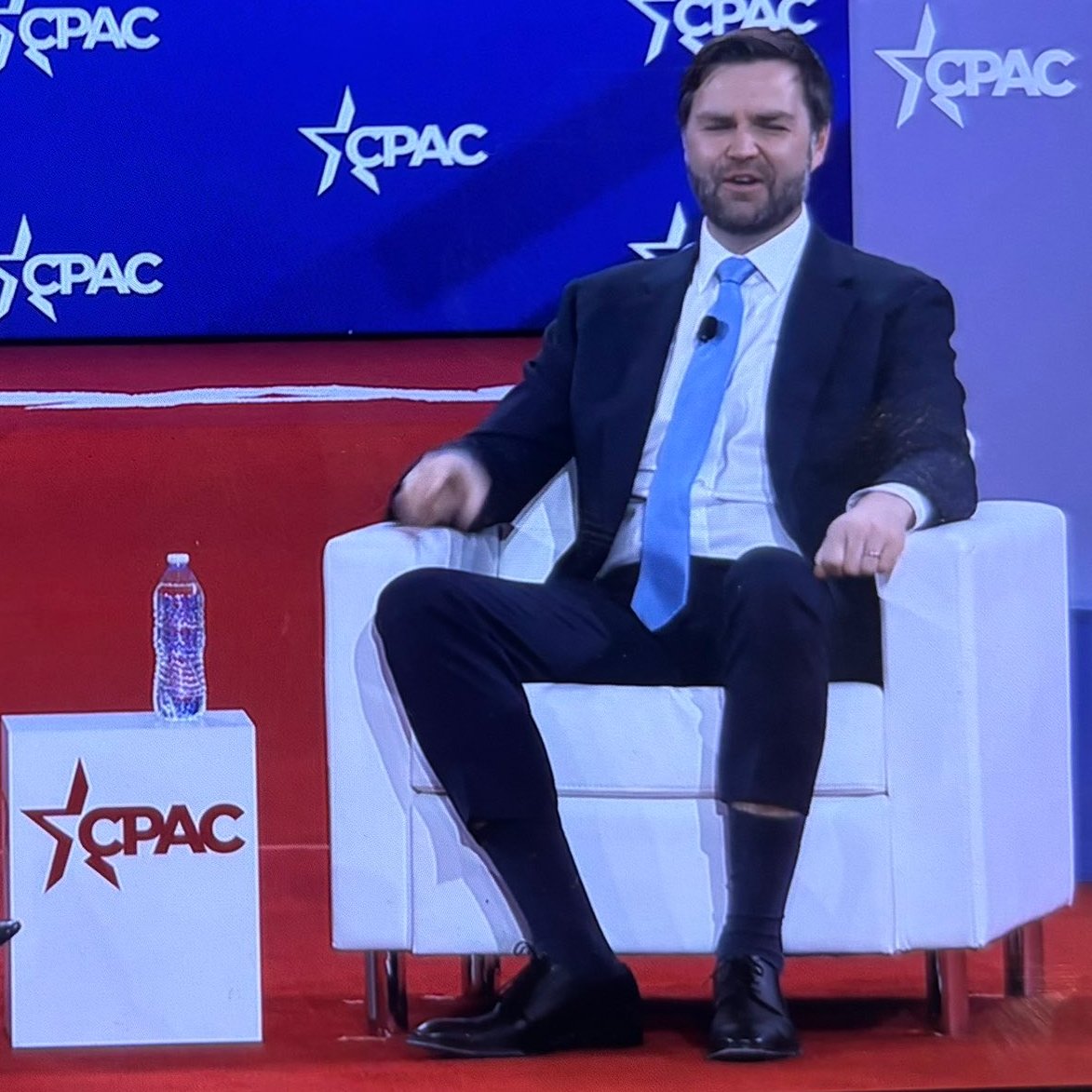 dieworkwear's tweet image. Vance was born in 1984, so he would have seen full cut pants for his first 20 years. This changed in early 2000s when Euro designers like Raf Simons and Hedi Slimane shrank men's clothes as a reaction to the 90s. This culminated in a humiliating experience for him last month.