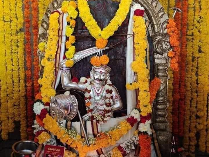 krishna_morri's tweet photo. కాలం నుండి ఇదే పరిస్థితి అన్నా. భక్తులు చాలా అవస్థలు పడుతున్నారు అన్నా. చిన్న పిల్లలు పెద్దలు దుమ్ము దాటికి ఇబ్బంది కరంగా వుంది సార్.సార్ తమరు రోడ్డు వేపిస్తే భక్తులు పిల్లలు పెద్దలు చరిత్రలో మిమల్ని మరువరు. అందరూ సంతోష పడుతారు.

ధన్యవాదములు సార్ 🙏🙏🙏 https://t.co/luQE4vgymA
