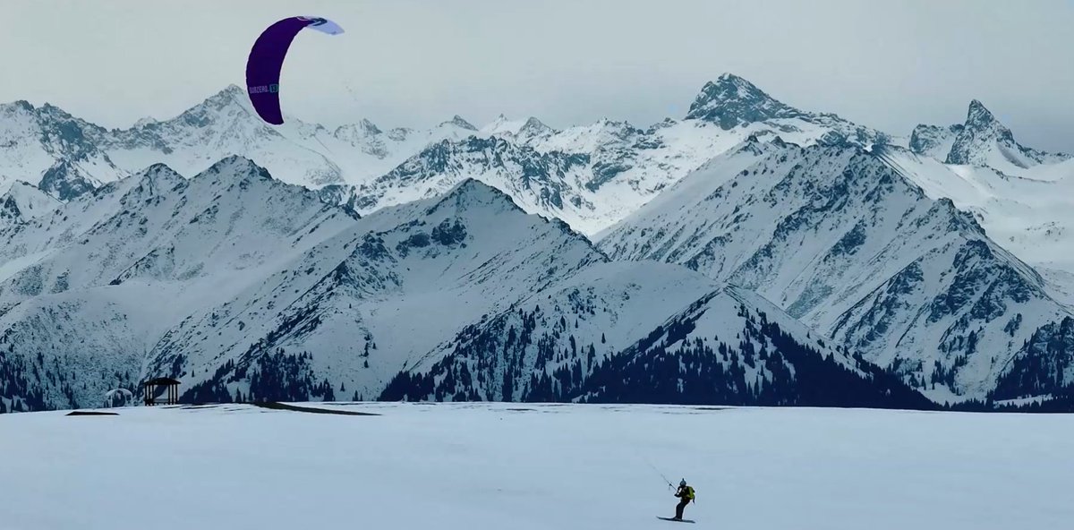 Recently, on the Kalajun Grassland in Tekes County, #Xinjiang, an extraordinary snowkiting event was held. Harnessing the power of large kites, skiing enthusiasts soared across the boundless snowfields. This perfect harmony of speed and nature allowed participants, surrounded by snow-capped mountains, to fully enjoy this fast-paced and exhilarating activity.
Come to Kalajun Grassland and experience this double joy of “kite flying + skiing”!