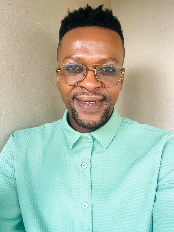 AFRICANDEMOC's tweet photo. His name is Raymond Mayekisa,He took it upon to help Mama KaCwewe,He raised R200 000,We need many like him 🙌🙌🙌🙌

Let's make him Trend 
#JusticeForCwecwe Afriforum https://t.co/Jeobrdlzm5