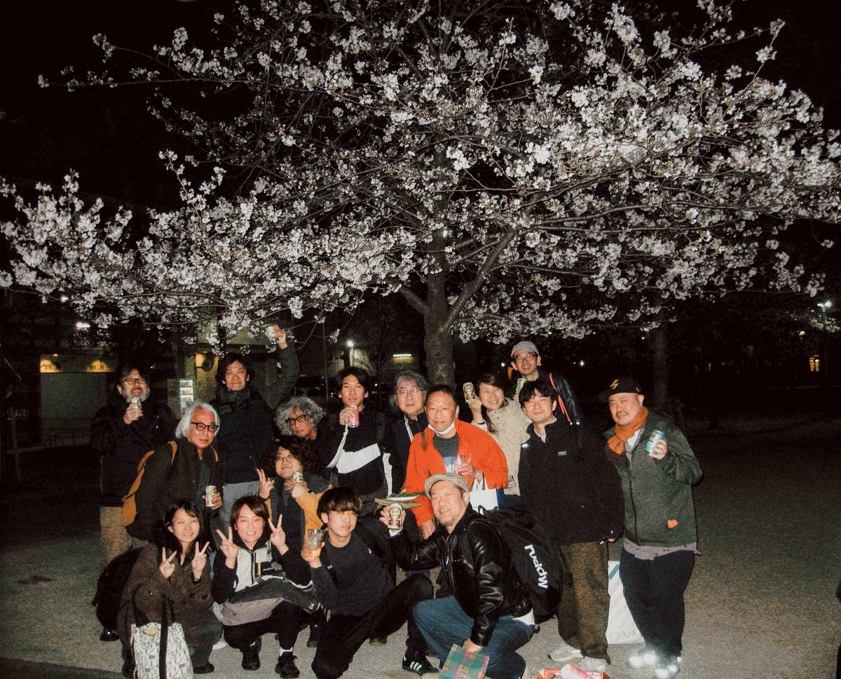 kanetoanne's tweet image. ライブ後桜の木の下でみんなと。その後ローディーチームとガッツリ🍶SPRING TOURこれにて！いろいろ楽しゅうございました！次回New AL ツアーで是非。
#grapevine #springtour #あのみちから遠くはなれて