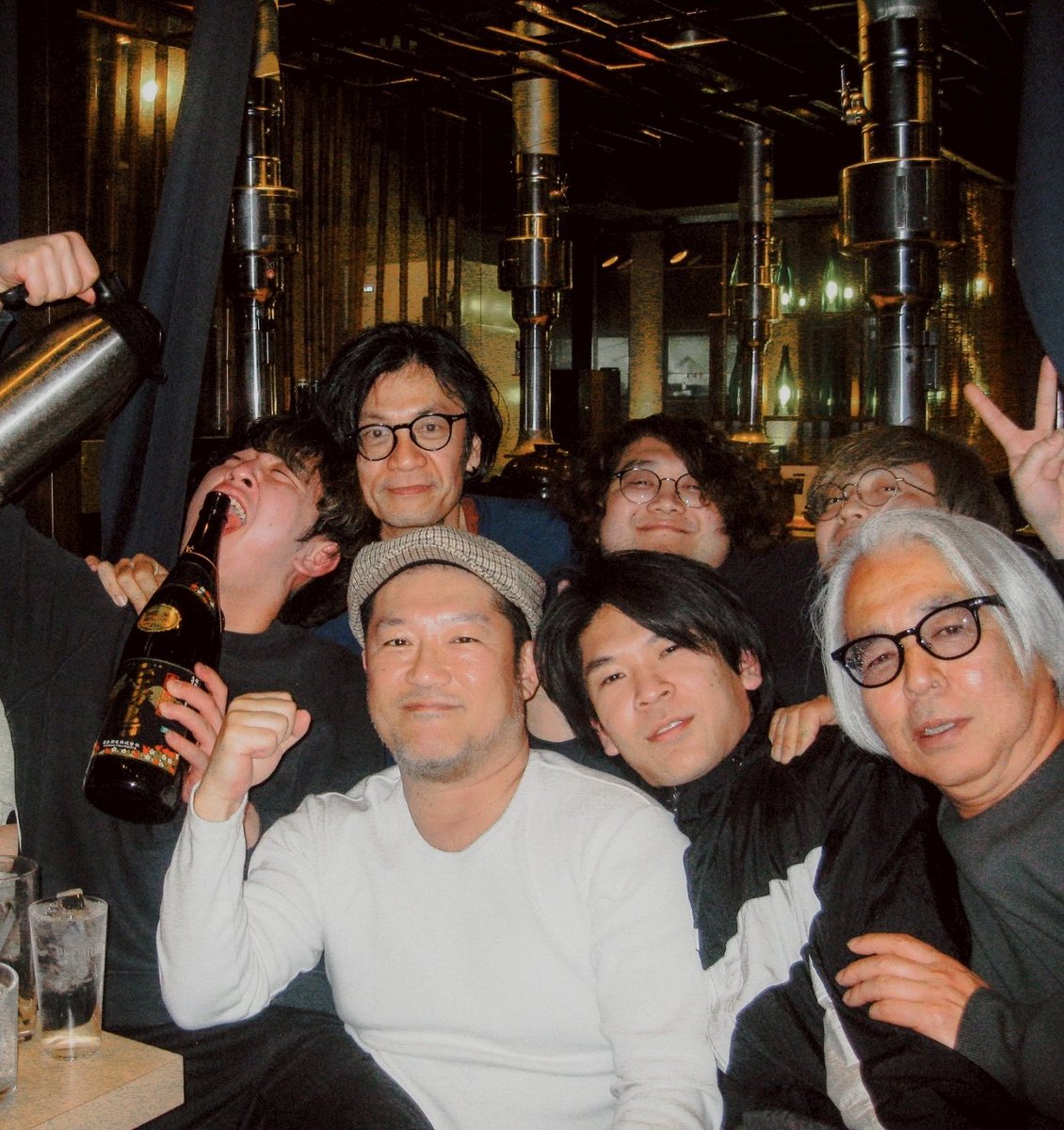 kanetoanne's tweet image. ライブ後桜の木の下でみんなと。その後ローディーチームとガッツリ🍶SPRING TOURこれにて！いろいろ楽しゅうございました！次回New AL ツアーで是非。
#grapevine #springtour #あのみちから遠くはなれて