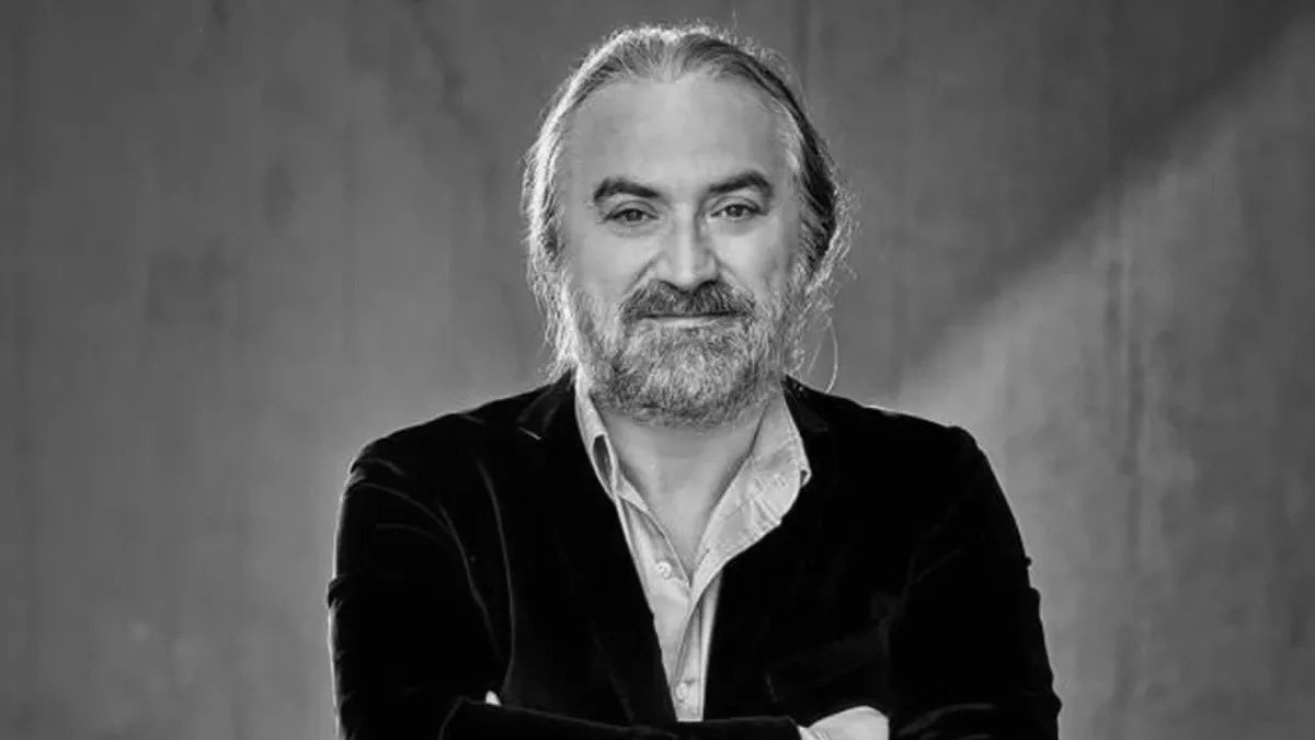 "Bir ulusun türkülerini yapanlar, yasalarını yapanlardan daha güçlüdür." 

Volkan Konak halkın ozanıydı. Yeri doldurulamaz güçlü bir sesi kaybetmenin acısını yaşıyoruz. 

Kendisine, Allah’tan rahmet, tüm sevenlerine başsağlığı diliyorum.