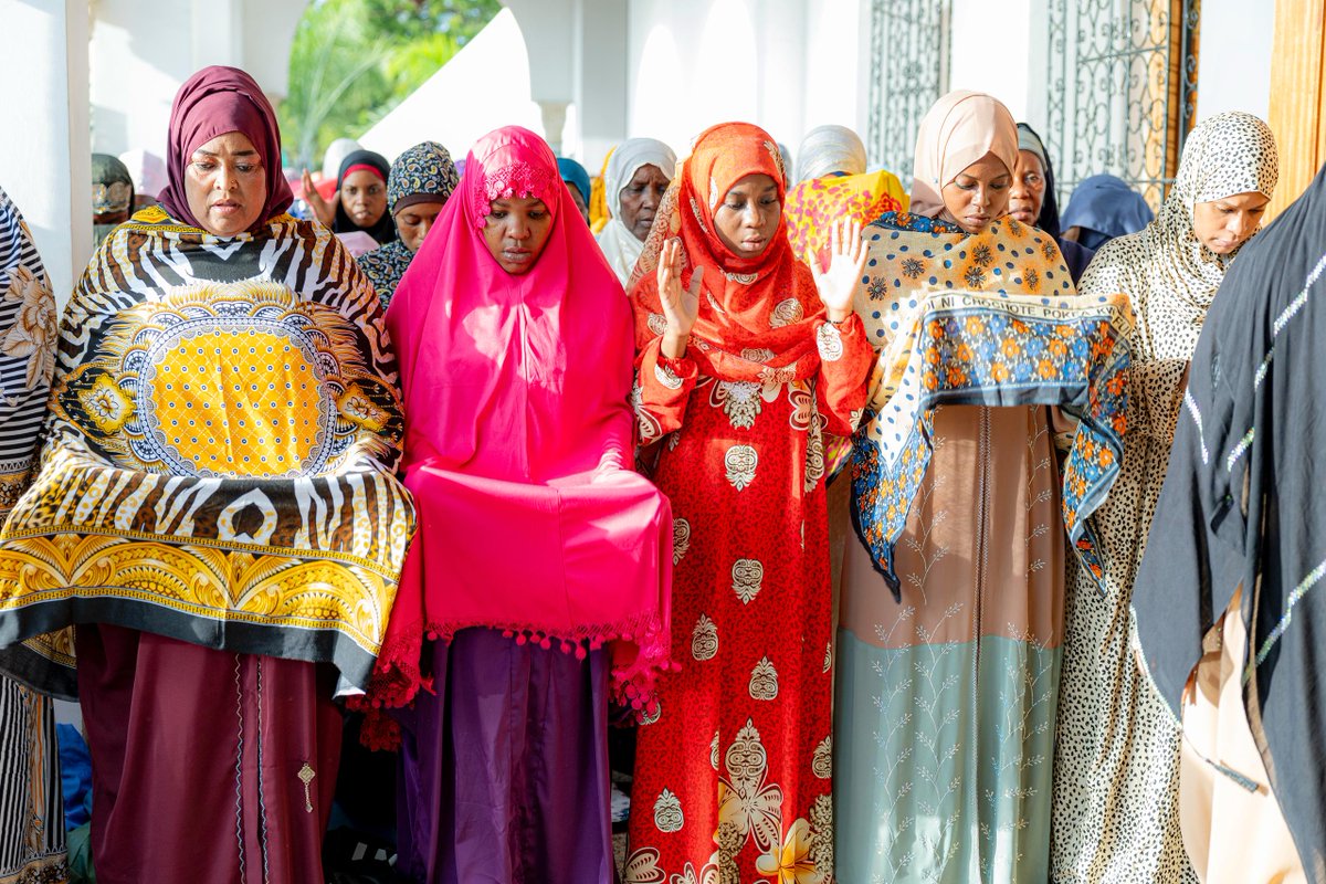 SuluhuSamia's tweet photo. Nawatakia nyote kheri ya Sikukuu ya Eid al-Fitr. Mwenyezi Mungu mwingi wa rehema aliyetubariki kuifikia na kuikamilisha Ibada ya Mwezi Mtukufu wa Ramadhani aendelee kutusimamia na kutufanikisha. 

Tusherehekee kwa amani, umoja, upendo na utulivu. Tuendelee kudumu katika ibada na kumuomba Mwenyezi Mungu aendelee kulijaalia Taifa letu umoja, amani na mshikamano; atuepushe na yote yenye nia ya kutugawa na azidi kutujaalia baraka zake.

Eid Mubarak.