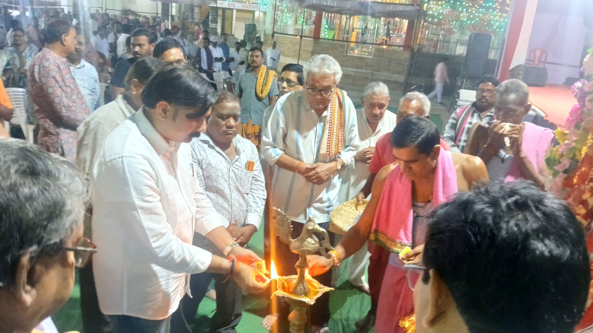 irasisacharya's tweet photo. ଗତକାଲି ସନ୍ଧ୍ୟାରେ ମୋର ବିଧାନସଭା ଅନ୍ତର୍ଗତ ସୋହେଲା ବ୍ଲକର ସୋହେଲା ଠାରେ ଅନୁଷ୍ଠିତ ବାସନ୍ତିକ ନବରାତ୍ର ଦୁର୍ଗାପୂଜାରେ ସାମିଲ ହେବାର ସୌଭାଗ୍ୟ ଲାଭ କଲି ll
#Navaratra #DurgaPuja
#Sohela #SohelaBlock
#BhatliConstituency https://t.co/vg3kWZaaS2