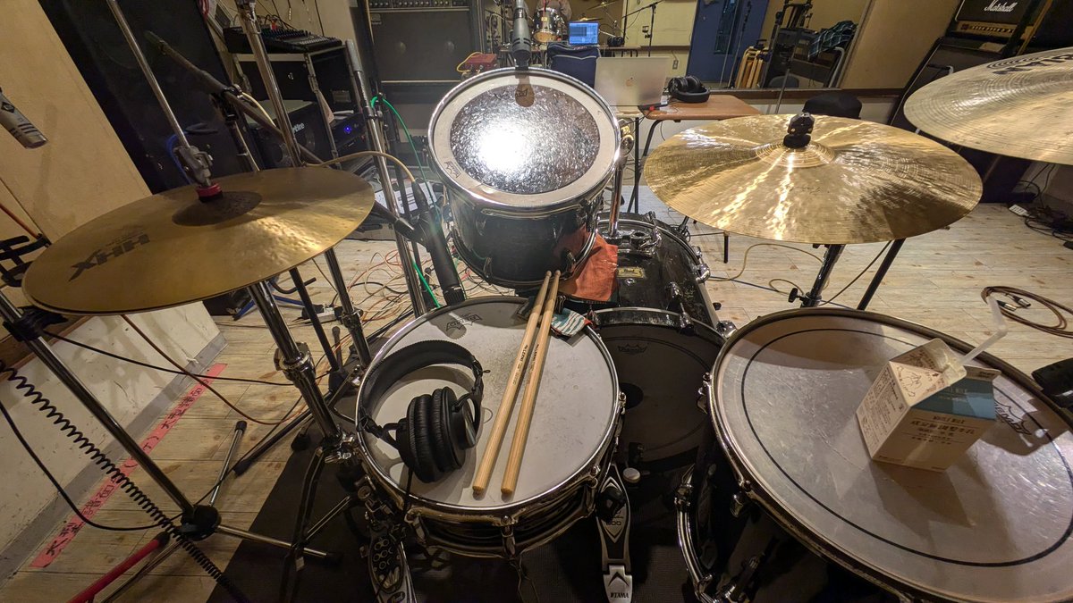 大先生のもと
録音日です。
ハットも入れぬ
ドン。パン。
修行ですか。