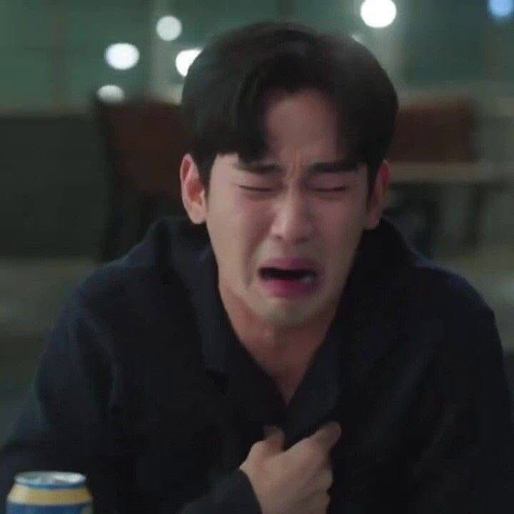 foto acting dan pas lagi press conference bisa sama ya ? 🤣