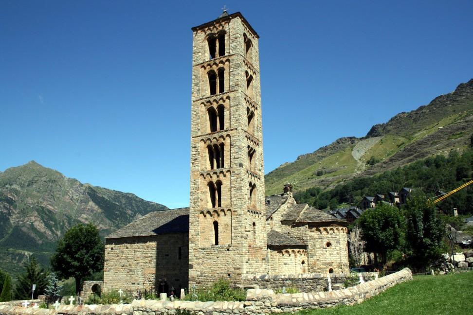 Me pasé su tiempo extasiada 😳 admirando la torre de la iglesia de San Clemente de #Tahull #Lérida #Cataluña 

Para mí, la perfección del #románico en lo que a una torre se refiere. 
Esbelta, proporcionada, firme… Maravillosa. 😍

#arte #historia #patrimonio #cultura #turismo