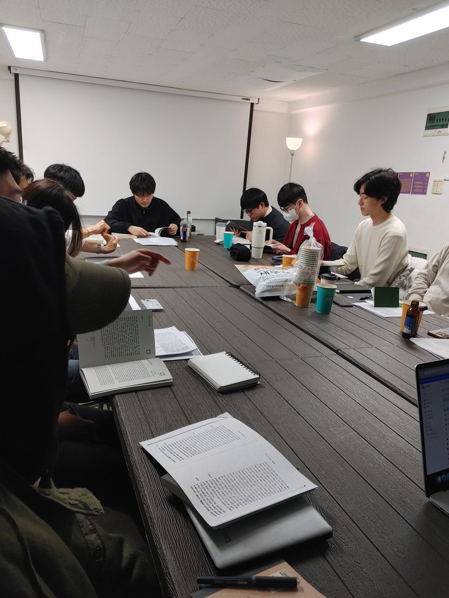 세미나 <모험으로서의 영화비평>이 어제 시작되었습니다. 첫 시간에선 마니 파버와 길베르토 페레즈의 비평적 화법을 다뤄보았는데요, 이때 사용한 텍스트 중 하나인 마니 파버의 「지하의 영화들」을 진행자인 정산하님께서 블로그에 게재해주셨답니다. 일독을 권합니다!
m.blog.naver.com/PostView.naver…