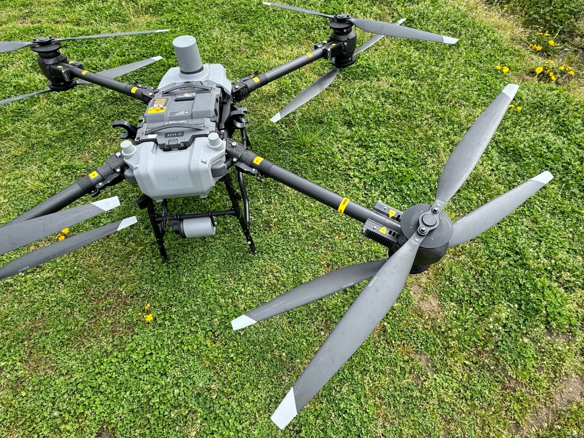 SekidoCorp's tweet photo. 物流ドローン DJI FlyCart 30 運搬フライト実演セミナー in 山形【無料実演会/株式会社市重郎建設 ドローンプラス主催】

迫力のFlyCart30をぜひ見にきてください！

開催日：　2025年 4月 18日（金）
時間　：　11時00分～12時30分（受付：10時45分～）
会場　：　西浜海水浴場駐車場
〒999-8521 山形県飽海郡遊佐町吹浦西浜
費用　：　無料
定員　：　先着30名（定員に達し次第締め切り）
対象者：　・ドローン物流に興味のある方
                   ・農林業関係者
                   ・建設、建築関係者
                   ・官公庁または自治体の担当者
                   ・導入提案を検討されている法人の方
                   ・メディア関係者の方 ※取材のご要望は申し込みフォームにご入力ください。
内容　：　・DJI FlyCart 30 の機能紹介
                   ・デモンストレーション／フライト実演
                   ・活用事例紹介

詳細／申込： https://t.co/e6K5x8Hpta

#市重郎建設 #ドローンプラス #FlyCart30 #物流ドローン #ドローン配送  #SEKIDO #djidelivery #フライカート