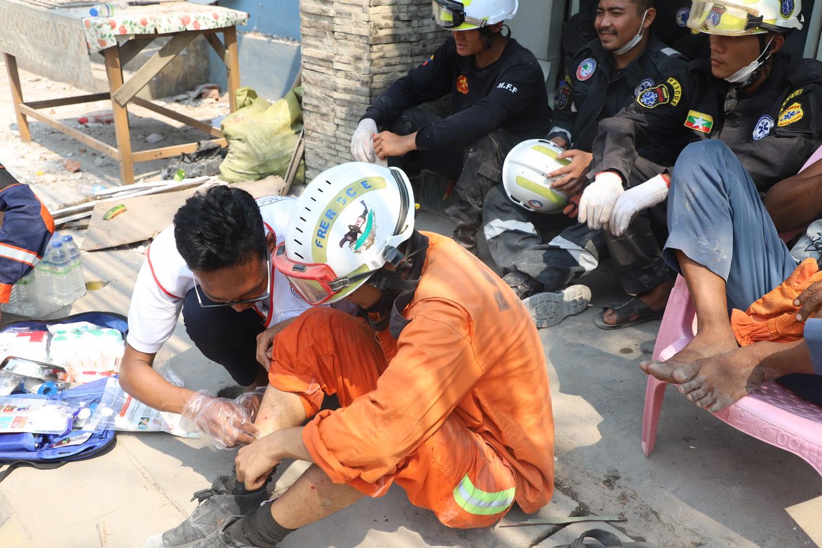 🚑 #RapidAssessment &amp; #FirstAid in Action

Our Rapid Assessment Team in #Mandalay (March 30) is providing first aid and supporting efforts to reconnect services for an #American citizen.

When people need #RedCross, we are there!