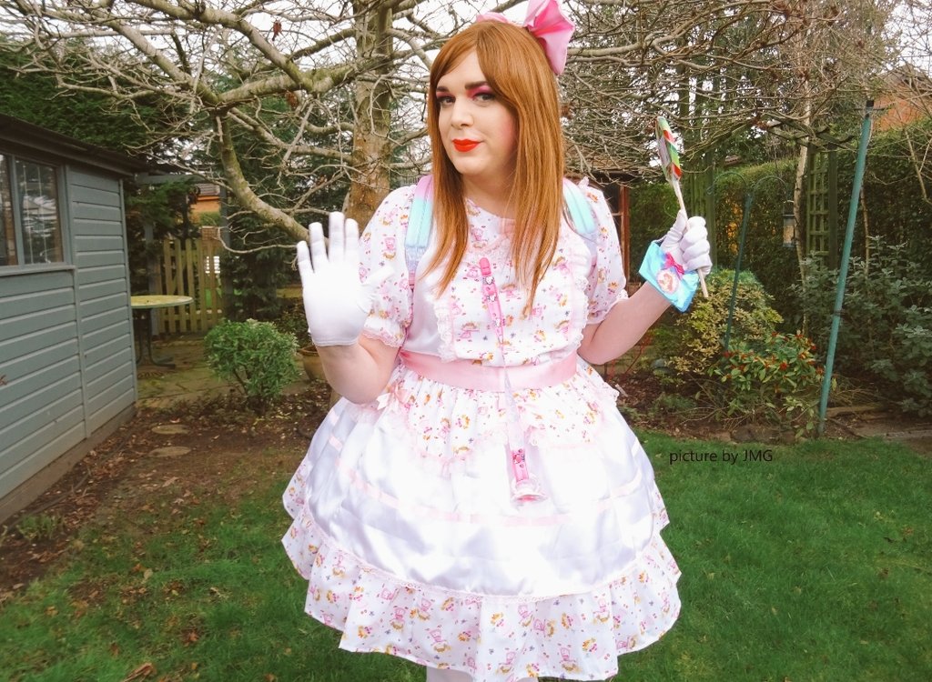 Who remembers life before social media? When you lived in moments and experiences instead of trying to capture them for likes and views? I was in the last generation to know what living was like without a constant digital presence. It definitely felt more real! Have a good week🎀