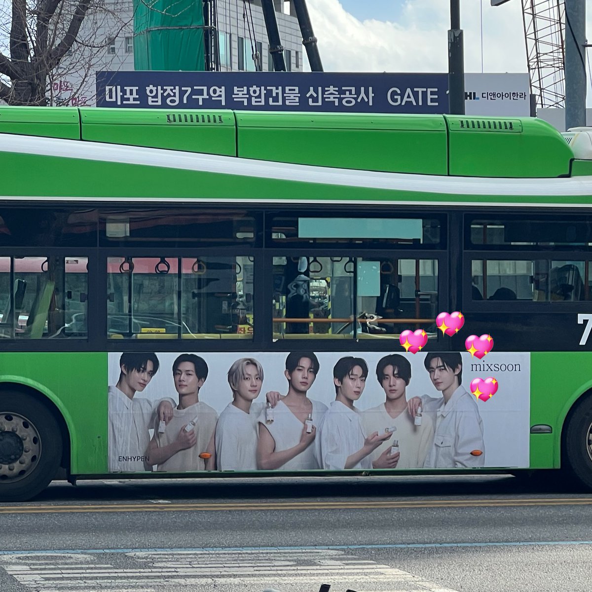 shzoah's tweet photo. 길거리에서 믹순이랑 엔하이픈 자만추 완료 😁💕💕 
#믹순 #Mixsoon_with_ENHYPEN #믹순엔하이픈순간포착 https://t.co/Ix8eOMcyat