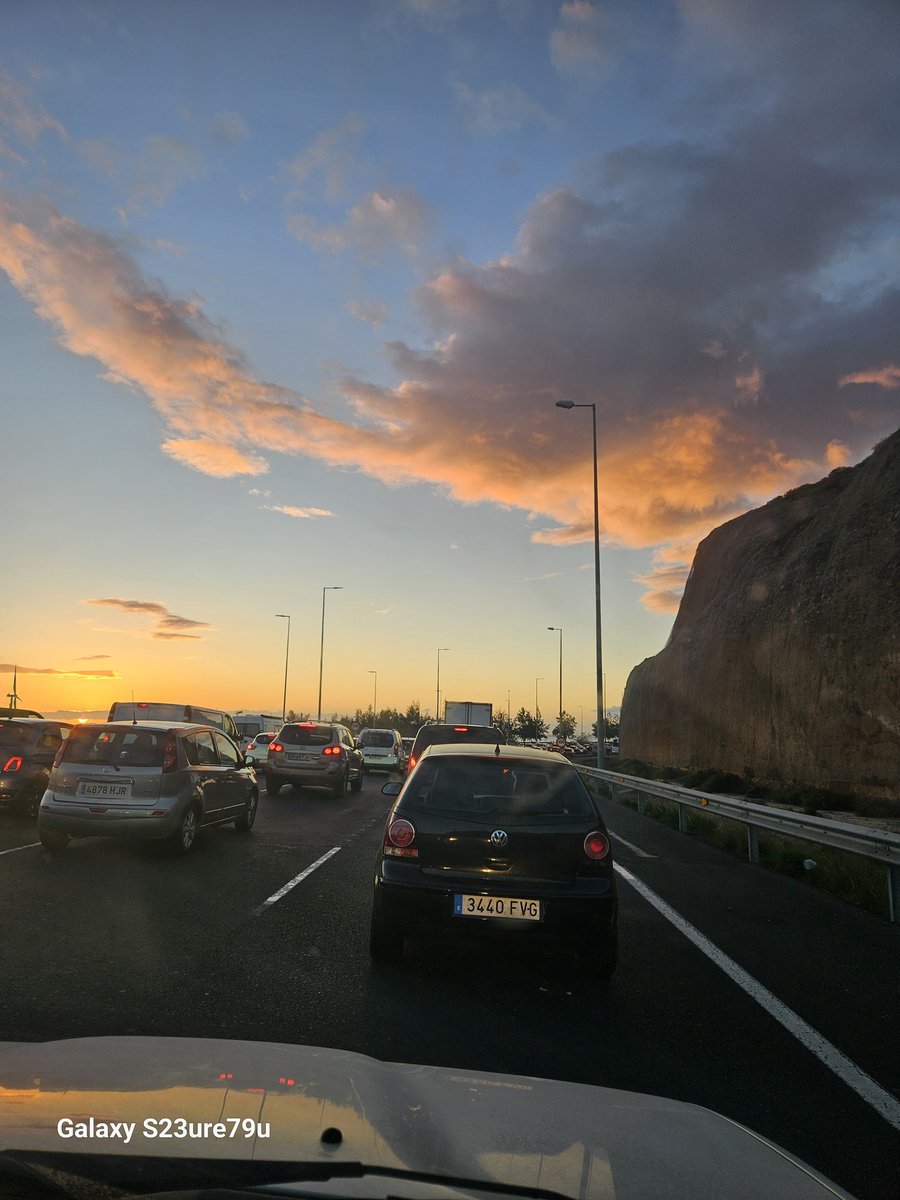 sabrosoangel's tweet image. Lo de la GC1 es surrealista y nadie asume responsabilidad de gestión alguna. 50 min entre Alcaravaneras y la potabilizadora y aquí seguimos. Ni un solo policía. Ni una grúa. Nada de información. Paneles apagados. Gestión de carreteras? Gestión de la ciudad? Gestión de algo?????