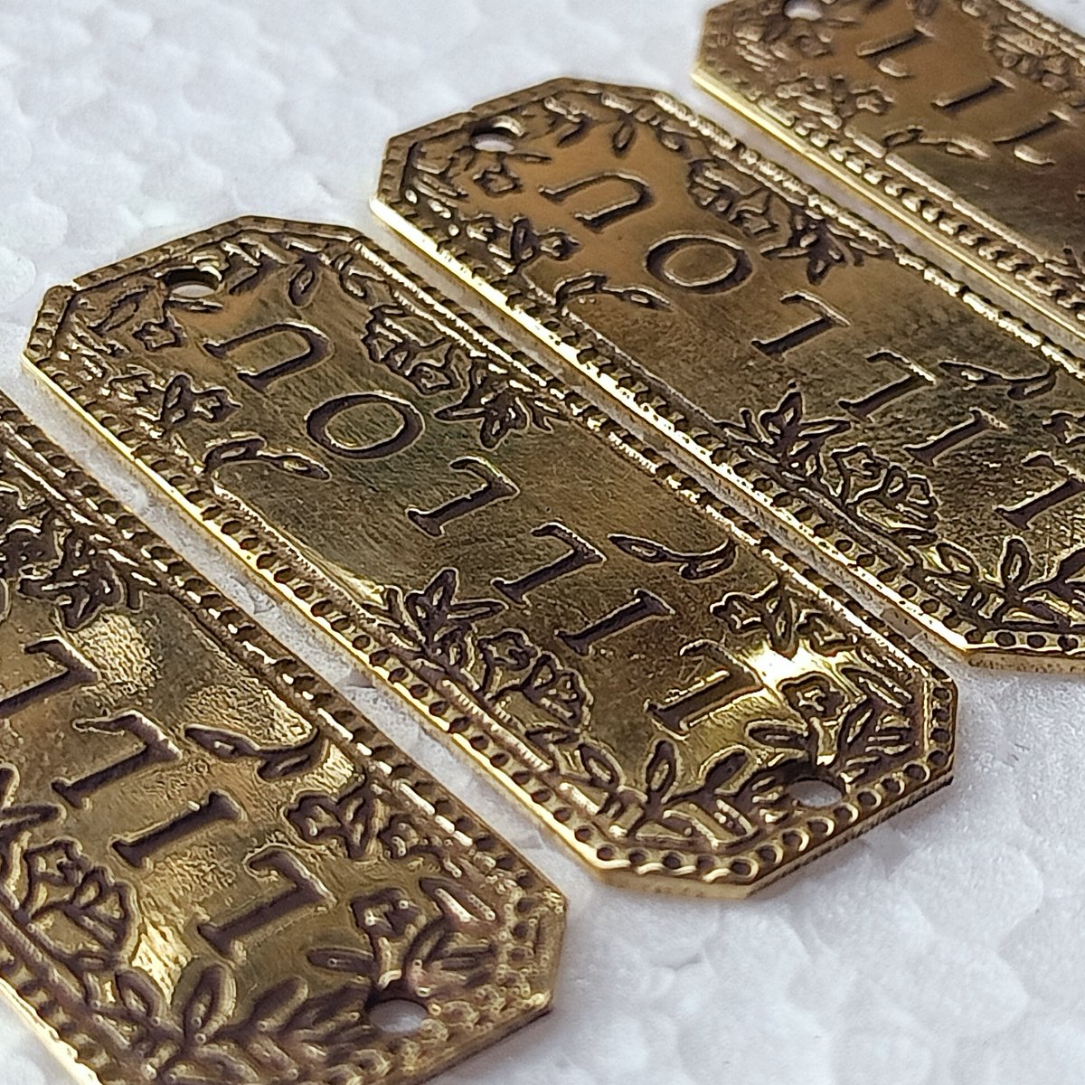 coniferhandmade's tweet photo. Discover our finely crafted brass tags, perfect for adding a sophisticated touch to your bags, keychains, pet collars, and more! 🌟 With a sleek finish and customizable engravings, these tags bring durability and style togethe https://t.co/CKb9MQhk3O