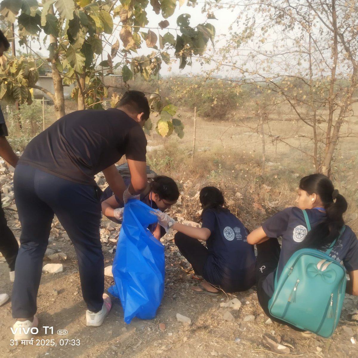 BhosleSami36249's tweet photo. @NSSRDBhopal के मार्गदर्शन में  @nssabvuCG बिलासपुर के द्वारा तीन दिवसीय स्वच्छता कार्यशाला चलाया गया जिसके समापन दिवस को बिलासा ताल  में स्वच्छता कार्य किया जिसमें @NssDls के  स्वयंसेवको ने #स्वच्छता_ही_सेवा_अभियान में महत्वपूर्ण योगदान दिया https://t.co/NHvGYNgPms