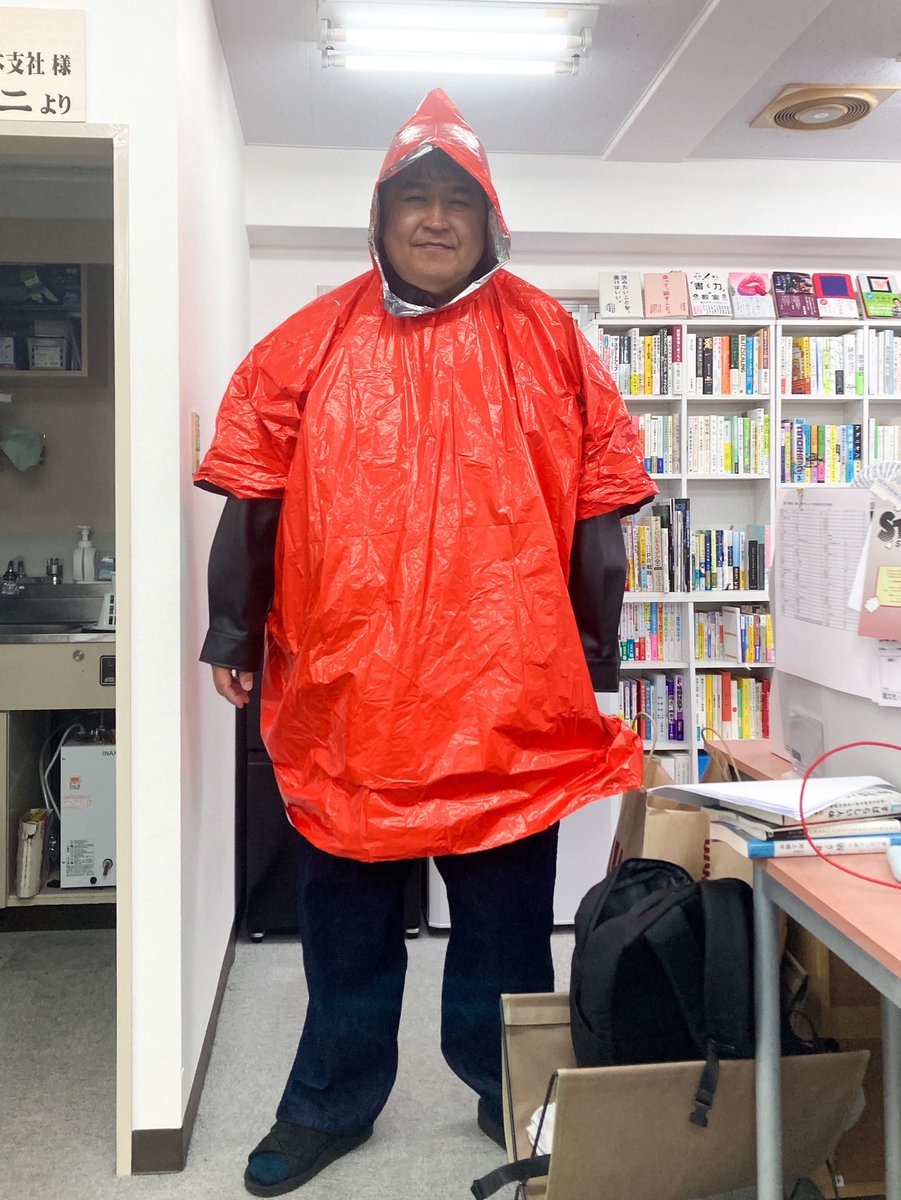hironobutnk's tweet image. これ、蒸着アルミ箔でできていて、いざという時かなり体温保てるし、雨具にもなる。明るいオレンジは救助信号色。折り畳めば手のひらサイズで、ほんの数十グラム。ダイソーで300円。南海トラフ用に買うべき。