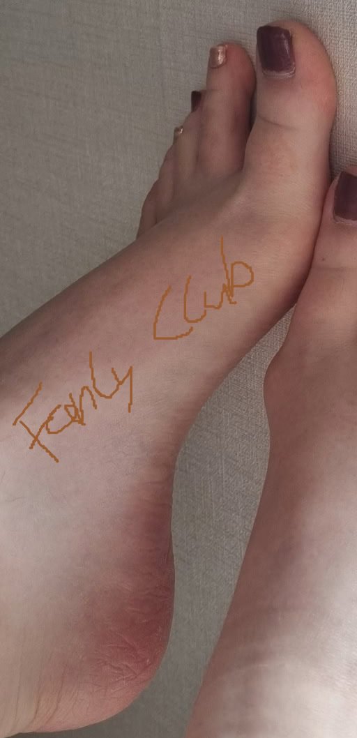 Schönen Start in die neue Woche. Wir alle mögen keine Montage, aber wir lieben Füße! Fußbilder wie diese gibt es vollständig und mit mehr Details in zahlreicher Auswahl auf fanly.club günstig zu haben.

#feet #toes #soles #arches #fußbild #paintedToes