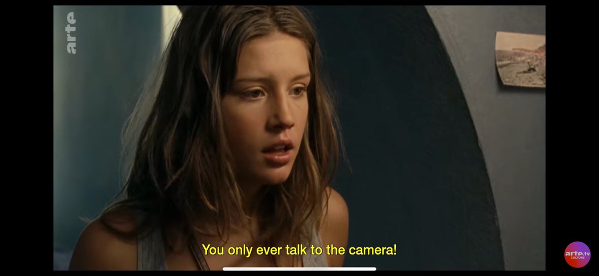 146/ Pieces of me in onda su <a href="/ARTEita/">ARTE in italiano</a> è un toccante ritratto di crescita dal punto
Di vista di un’adolescente. Erell, ci mostra il suo mondo dietro la sua videocamera con cui filma tutto, vive in un paese stagnante con una famiglia disfunzionale da cui si sente trascurata: un