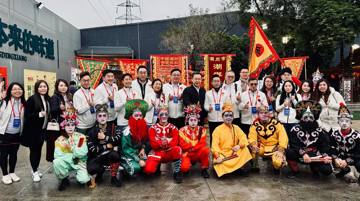 HKKoSir's tweet image. Exploring Chaozhou's millennia-old charm — from ancient bridges to street eats and masterful tea ceremonies ☕️🕌. A journey of youth, heritage, and inspiration as HK youth connect with the GBA spirit 🇨🇳🔥 #GBA #BayAreaVibes #CulturalExchange #JackyExploresChina