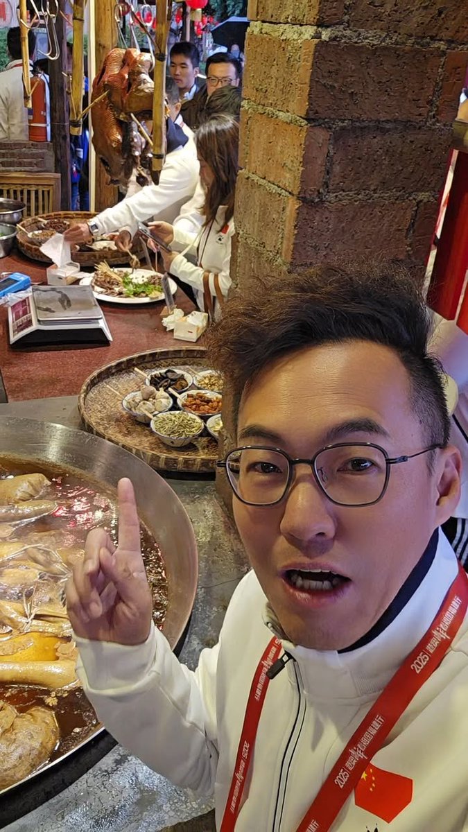 HKKoSir's tweet image. Exploring Chaozhou's millennia-old charm — from ancient bridges to street eats and masterful tea ceremonies ☕️🕌. A journey of youth, heritage, and inspiration as HK youth connect with the GBA spirit 🇨🇳🔥 #GBA #BayAreaVibes #CulturalExchange #JackyExploresChina