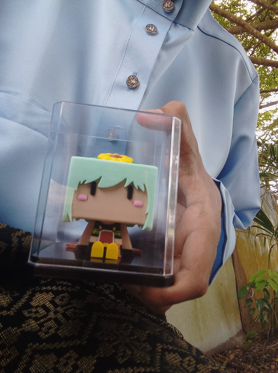 RenMercury05's tweet photo. Selamat Hari Raya for those who celebrate like me!!☪️ I hope you guys have a great time today and this is kinda hilarious cus my Baju Raya is similar to @OGundam model which almost the same~ 🤣 and here's my 'selfie' with @Yui53591329 keychain and QBey!! 

#yuiisprettyflower https://t.co/0URiMOu2no