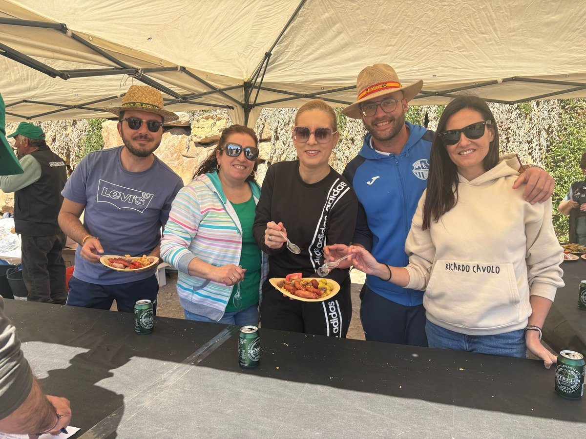 PPAguilas's tweet photo. Gran día de convivencia en la entrega de premios del XXX Concurso de Migas en las Fiestas del Agricultor! 🏆🌾
¡Felicidades a los ganadores y a todos los participantes! 
Este evento es un merecido homenaje al sector agrícola, que es pilar fundamental de la economía local. https://t.co/7sw7Ri1CDL