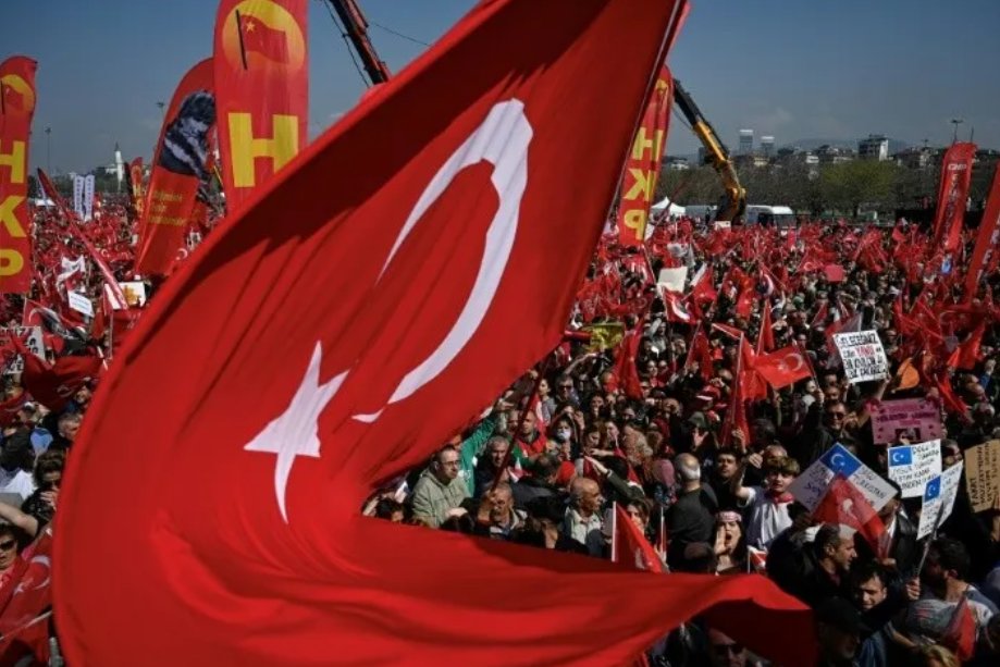 Bravo aux millions de Turcs qui protestent, depuis le 19 mars, contre l’arrestation du Maire d’Istanbul Ekrem İmamoğlu. Nous avons besoin de retisser des liens avec la Turquie. Ces mobilisations, qui montrent l’attachement des Turcs à l’état de droit, sont un encouragement !