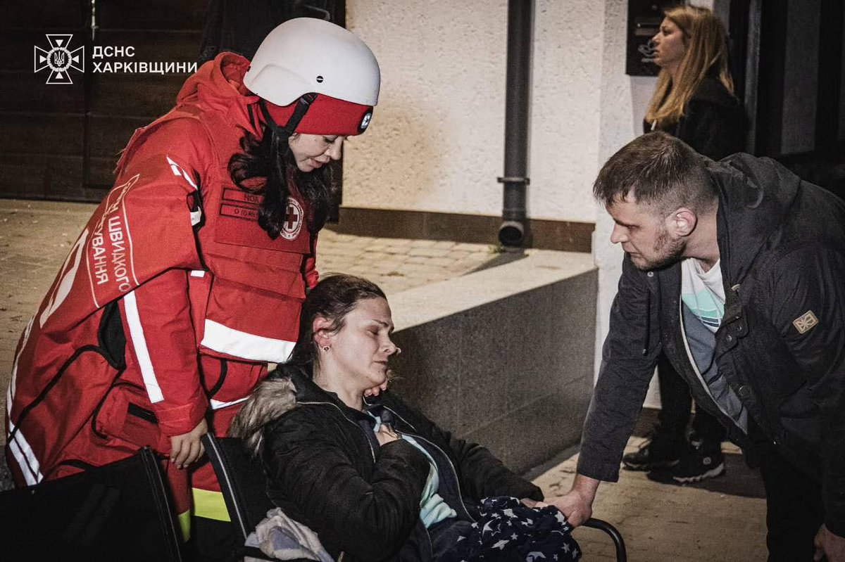 RedCrossUkraine's tweet image. 🚨 Over the weekend, URCS volunteers responded to Russian attacks in #Dnipro, #KryvyiRih &amp;amp; #Kharkiv. They provided first aid and took part in search and rescue operations. The attacks resulted in deaths, injuries and widespread destruction. #NotATarget #EmergencyResponse