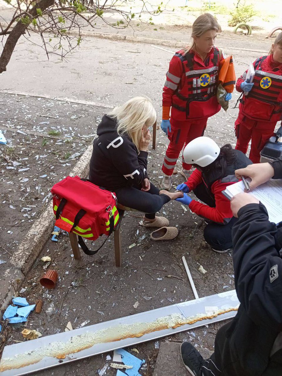 RedCrossUkraine's tweet image. 🚨 Over the weekend, URCS volunteers responded to Russian attacks in #Dnipro, #KryvyiRih &amp;amp; #Kharkiv. They provided first aid and took part in search and rescue operations. The attacks resulted in deaths, injuries and widespread destruction. #NotATarget #EmergencyResponse