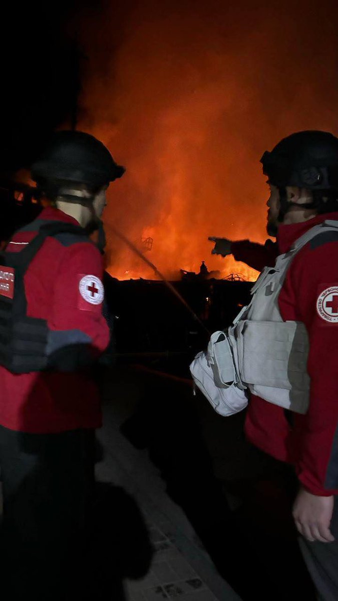 RedCrossUkraine's tweet image. 🚨 Over the weekend, URCS volunteers responded to Russian attacks in #Dnipro, #KryvyiRih &amp;amp; #Kharkiv. They provided first aid and took part in search and rescue operations. The attacks resulted in deaths, injuries and widespread destruction. #NotATarget #EmergencyResponse