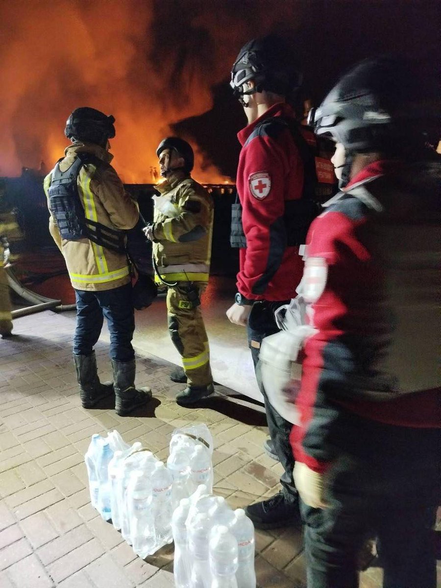 RedCrossUkraine's tweet image. 🚨 Over the weekend, URCS volunteers responded to Russian attacks in #Dnipro, #KryvyiRih &amp;amp; #Kharkiv. They provided first aid and took part in search and rescue operations. The attacks resulted in deaths, injuries and widespread destruction. #NotATarget #EmergencyResponse