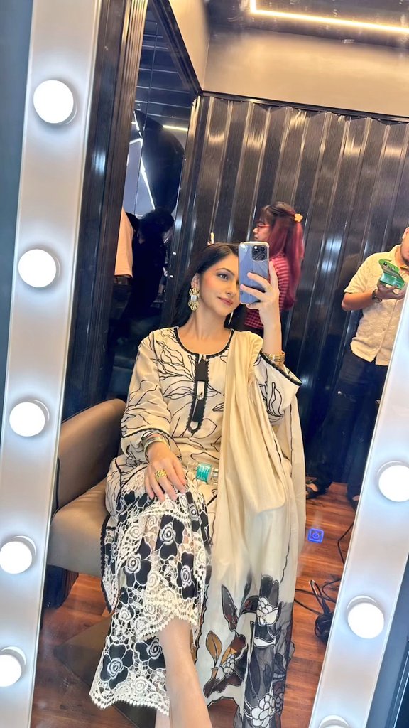 R🥂 tweet media