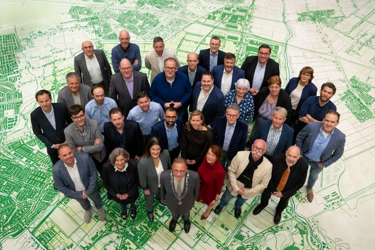 Zo'n mooi nieuw kleed vraagt natuurlijk om een nieuwe groepsfoto van de raad. Met een aantal verse raadsleden en waarnemend burgemeester burgemeester Jules Bijl. 
📷John Dijkgraaf