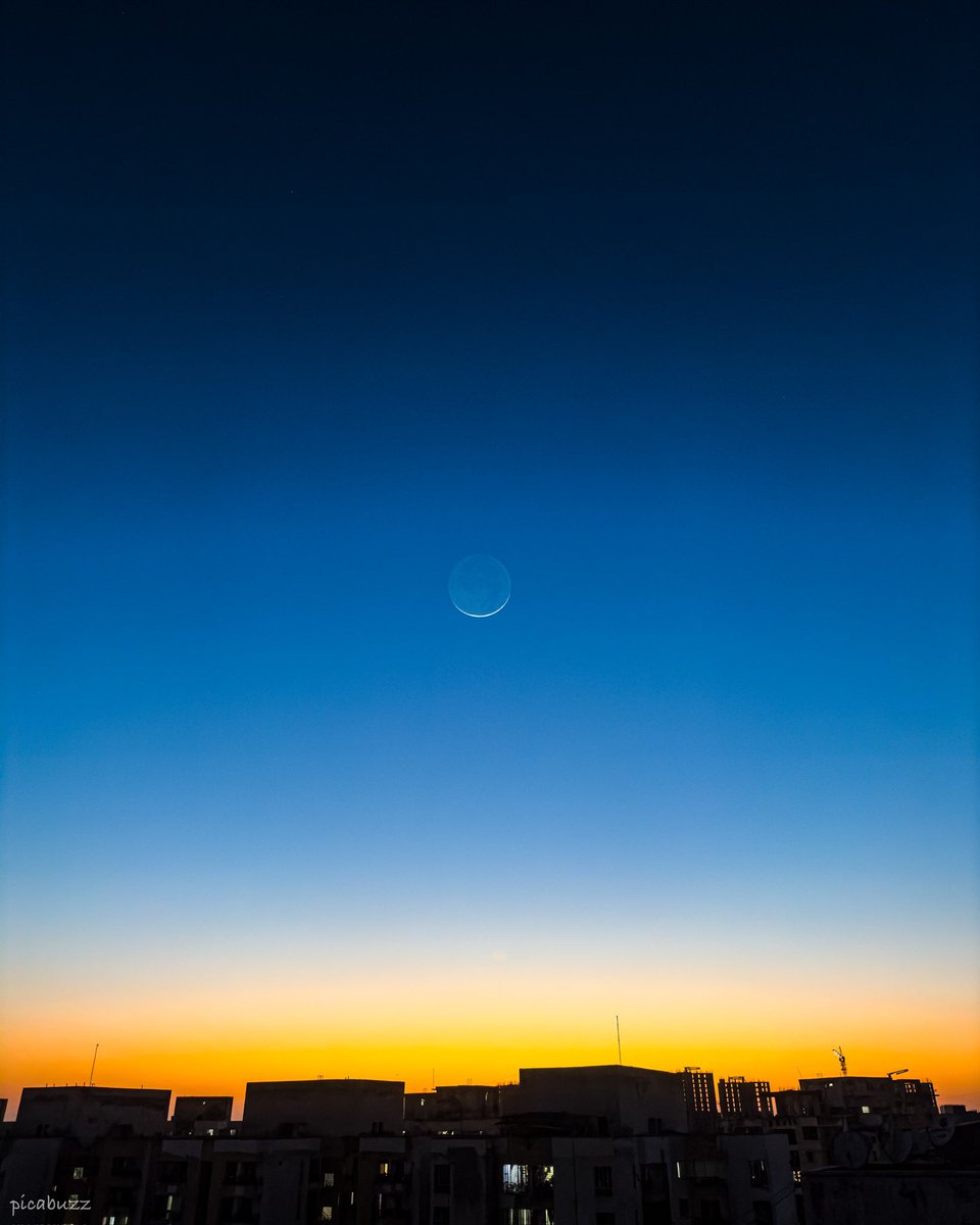 picabuzz's tweet image. Nothing is more beautiful than sighting moon of Day 1 #EidMubarak