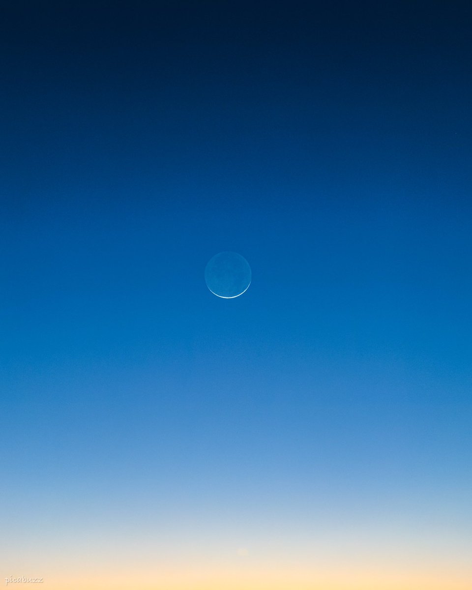 picabuzz's tweet image. Nothing is more beautiful than sighting moon of Day 1 #EidMubarak