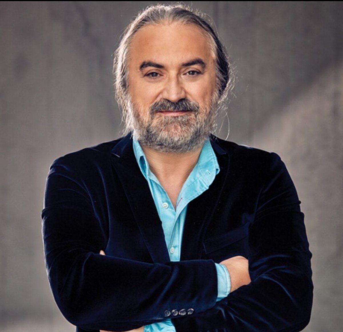 Ben Volkan Konak’ı siyasi görüşleri ile değil güzel türküleriyle hatırlayacağım!  Allah rahmet eylesin!