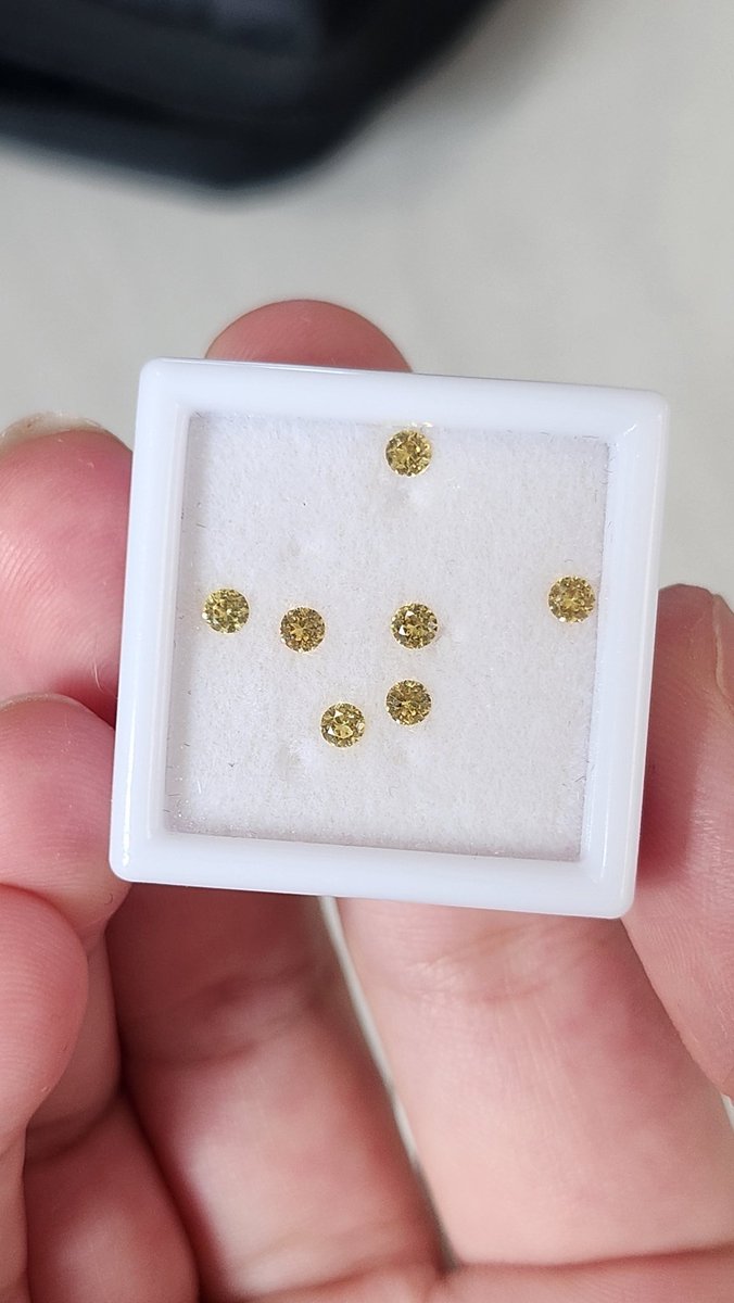 #원석마켓
m.blog.naver.com/laluzjewelryde…
라루스에서 개당 12500원에 파는
2.5mm 멜리 옐로사파이어입니다
총 7톨 = 운포 7만 원