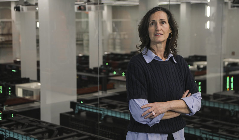 💻⚡'Estem davant d’una revolució pel que fa a evolució científica.
La clau és que aquesta gran calculadora (MareNostrum 5) acabi impactant en la societat i que la recerca sigui ➕accessible a les 🏭empreses'

🗞Anna Escoda, responsable de transferència tecnològica del BSC, a