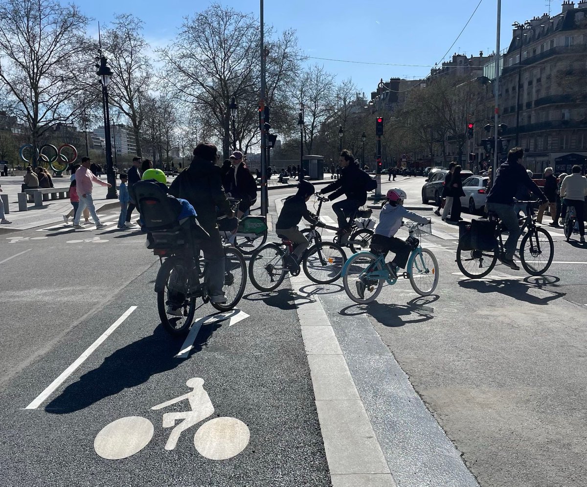 Ariel Weil (@arielweilt) on Twitter photo Châtelet, Bastille, Réaumur : les grandes pistes et aménagements cyclables en train de sortir de terre permettent de créer ou relier des grands axes tout en mettant en sécurité cyclistes ET piétons.
🙏<a href="/CommuteDeParis/">Commute de Paris</a> Châtelet, Bastille, Réaumur : les grandes pistes et aménagements cyclables en train de sortir de terre permettent de créer ou relier des grands axes tout en mettant en sécurité cyclistes ET piétons.
🙏<a href="/CommuteDeParis/">Commute de Paris</a>