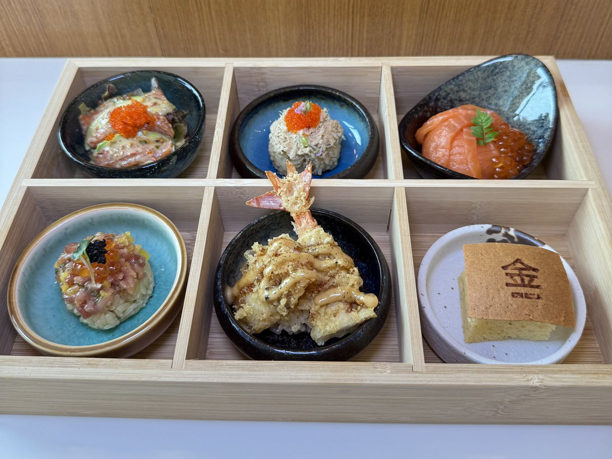 ไอเดียสำหรับมื้อเที่ยง ขอบอกได้เลยว่าคุ้มจริงๆเพราะว่า Hand Roll ร้านโปรดของเราอย่าง kinroll.handroll 🍣🎌 เค้ามีเป็น Lunch Set Box แล้ว 6 เมนู 490฿ 9 เมนู 790฿ รวมน้ำแล้วด้วยเห็นราคามิตรภาพน่ารักปุ๊กปิ๊กขนาดนี้ คุณภาพของเค้าก็ยังคงดีงามเหมือนเดิมเลย <a href="/aroii/">@aroii บอกต่อ</a> #อร่อย