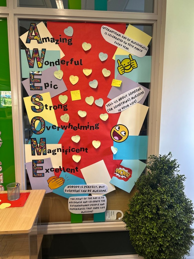 Celebrating #WomensHistoryMonth!
Our library’s display honours the incredible women who have shaped history &amp; continue to inspire. 🌟

And our board says it all:
✨ YOU ARE AMAZING, WONDERFUL, EPIC, STRONG, MAGNIFICENT – YOU ARE AWESOME! ✨

Let this be your #MondayMotivation!