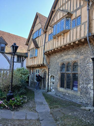 Winchester, Hampshire, England: Knocking on a Wizards door. What an amazing house! 🧙‍♂️