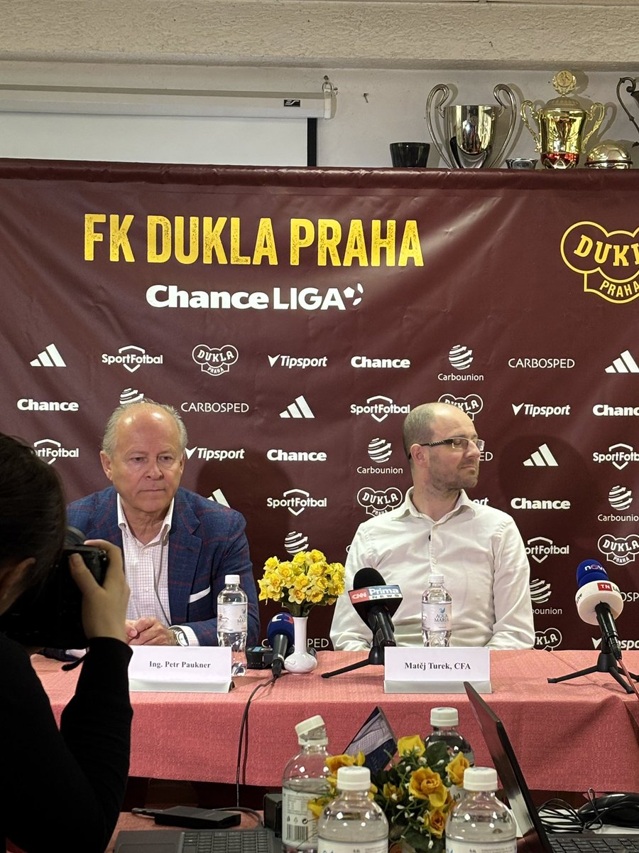 Dukla má nového majitele Matěje Turka, vlastní 83 % akcií. Jeho sportovním poradcem bude Martin Hašek, další změny v realizáku se zatím nechystají. Petr Paukner říká, že za dobu působení v klubu do něj vložil na půl miliardy. Dnes je v mírném zisku. seznamzpravy.cz/clanek/sport-f…