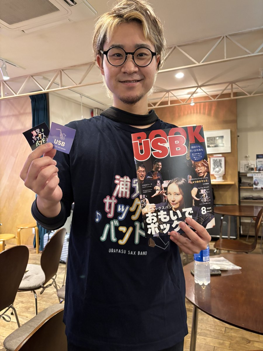 ジョージです！
本日いよいよライブ！
絶賛リハーサル中です🎷

グッズについてインフォメーションです💁‍♂️
本日ステッカーをご用意しております！

お値段は2枚セット¥500での販売となります！

ぜひぜひお求めください🤩
全てのグッズを纏った西翔を載せておきます😎