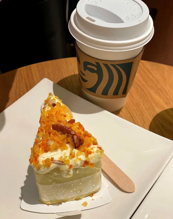 Afternoon tea, of course, is eating small cakes🍰🍰