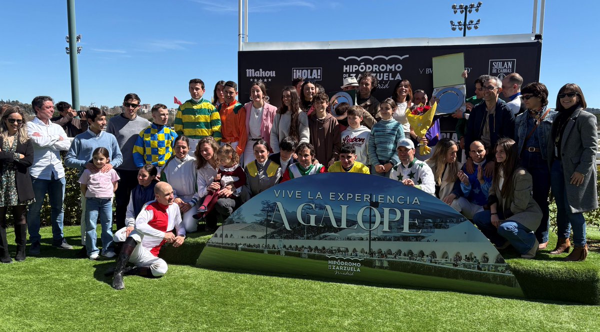 ¡¡¡Vaya podio de ganadores!!! 👏👏👏
¡Es un auténtico lujo ver a tantos campeones juntos! ¡GRANDES TODOS! 🏇🏆🥇

Gracias a la Asociación de Jockeys y a <a href="/Hipotour2/">Hipotour</a> y enhorabuena a los homenajeados, José Luis Borrego y Nieves García, <a href="/Nieves07garcia/">nieves garcia</a>.