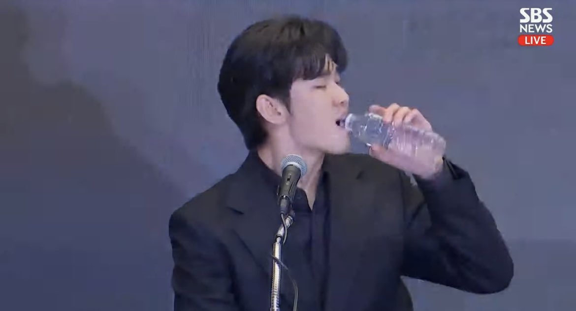 kob_44green's tweet image. Wipe tears❌
Stay hydrated to pump out more tears ✅
#KimSooHyun